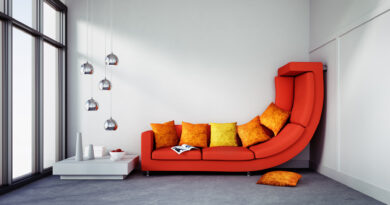 Rotes Sofa in zu engem Raum