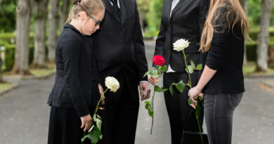 Familie trauert bei Beerdigung auf dem Friedhof
