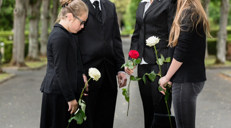 Familie trauert bei Beerdigung auf dem Friedhof