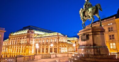 Beleuchtete Wiener Staatsoper mit Reiterstatue | Escort Wien