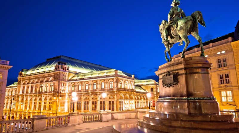 Beleuchtete Wiener Staatsoper mit Reiterstatue | Escort Wien